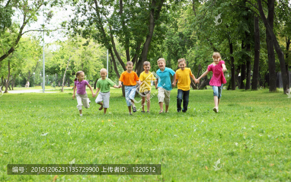 公園里的一群孩子