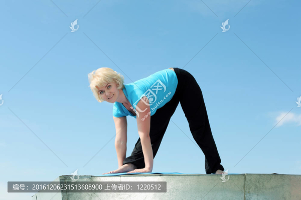 一位資深女子做瑜伽的畫像