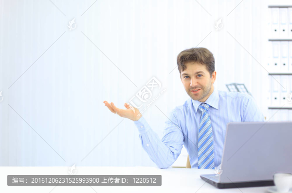 年輕自信的商人在辦公室?guī)ЧP記本電腦