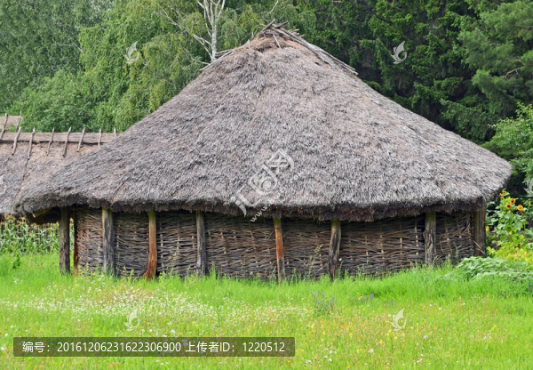古代傳統(tǒng)烏克蘭農(nóng)村谷倉用稻草屋頂