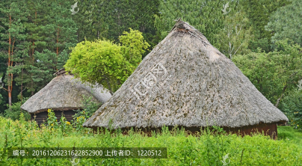 古代傳統(tǒng)烏克蘭農(nóng)村谷倉用稻草屋頂