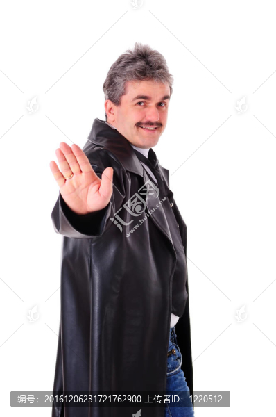 穿長皮大衣的男人
