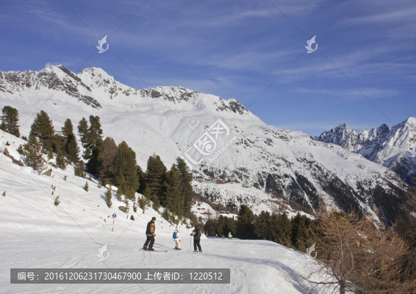 在Solden的滑雪勝地的斜坡。奧地利