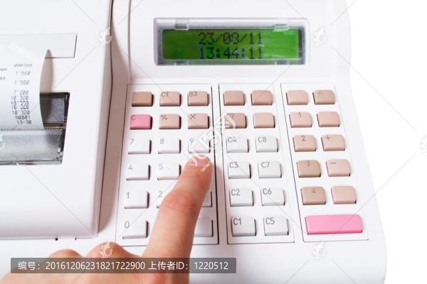 商店售貨員手按商店電子收銀機(jī)鑰匙的特寫圖像。