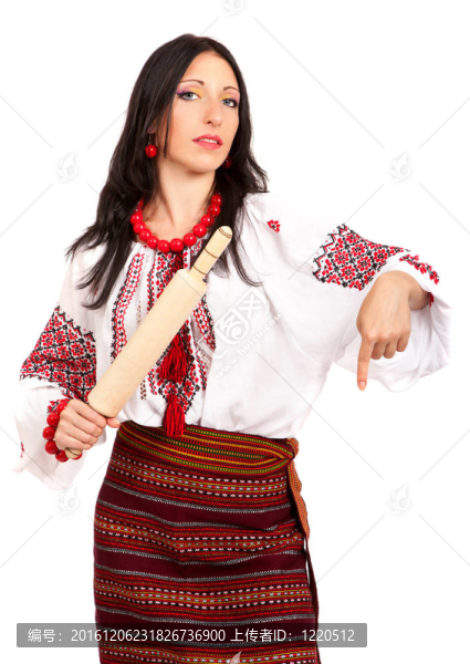 憤怒的家庭主婦。女子穿著烏克蘭民族服裝在白色背景下孤立