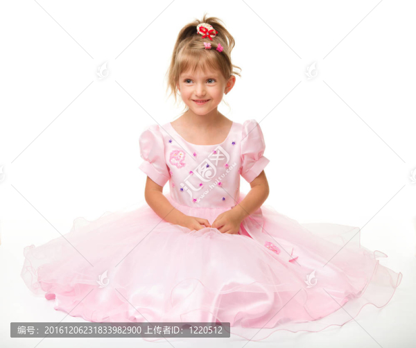 穿著粉色連衣裙的可愛(ài)小女孩-匯圖網(wǎng) www.fosd68.com 穿著粉色連衣裙的可愛(ài)小女孩