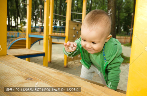 小男孩在操場上玩