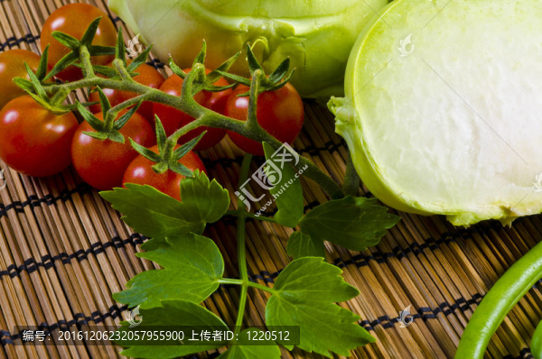 Kohlrabi；西紅柿、小豌豆