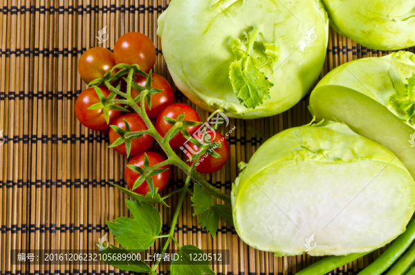 Kohlrabi；西紅柿、小豌豆