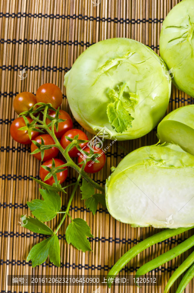 Kohlrabi；西紅柿、小豌豆
