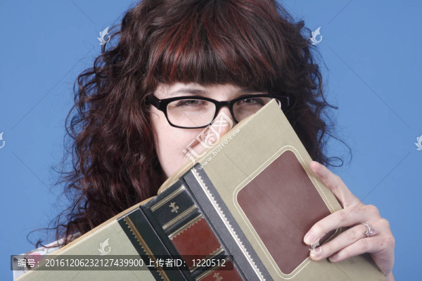 可愛(ài)的女人與書(shū)