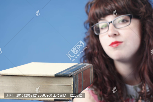 可愛的女人與書