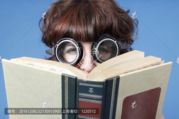 可愛的女人與書