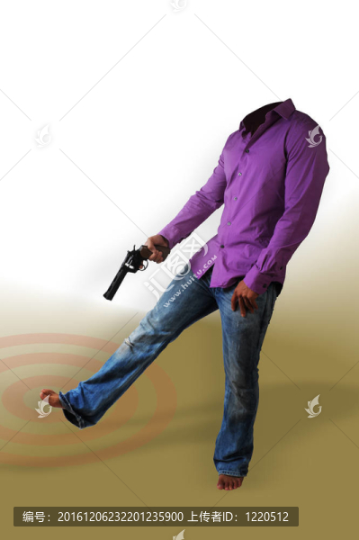 射自己的腳。