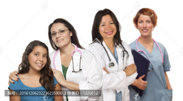 西班牙裔女性醫(yī)生與兒童病人和同事背后