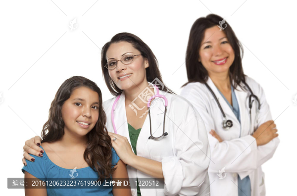 西班牙裔女性醫(yī)生與兒童病人和同事背后