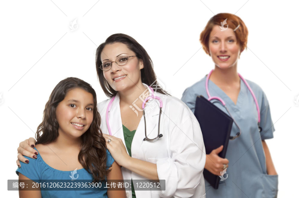 西班牙裔女性醫(yī)生與兒童病人和同事背后