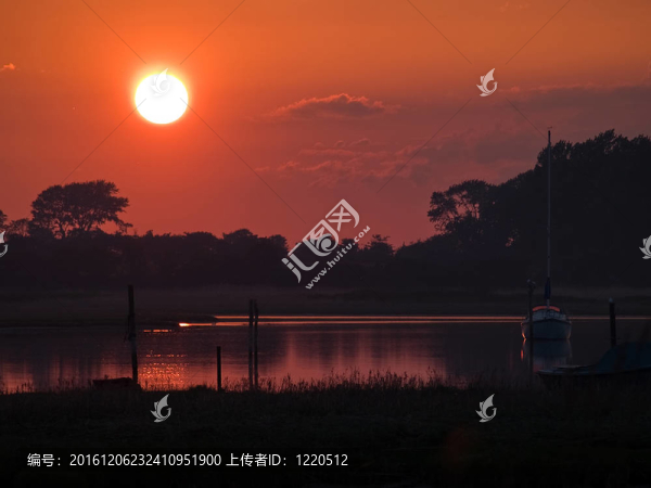 在一個(gè)驚人的magnicent夕陽船