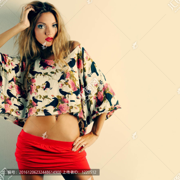 漂亮女孩的照片是流行款式