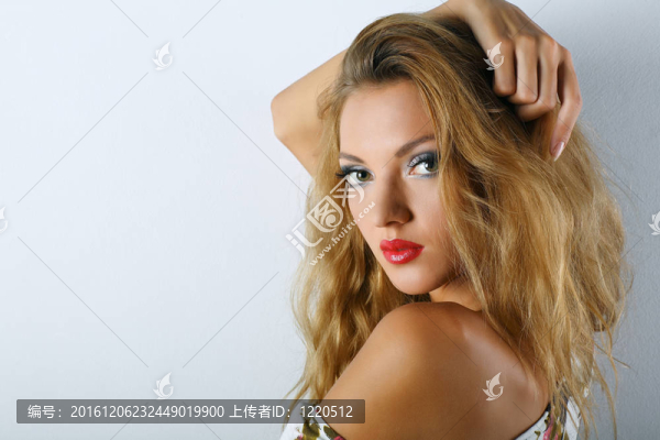 漂亮女孩的照片是流行款式