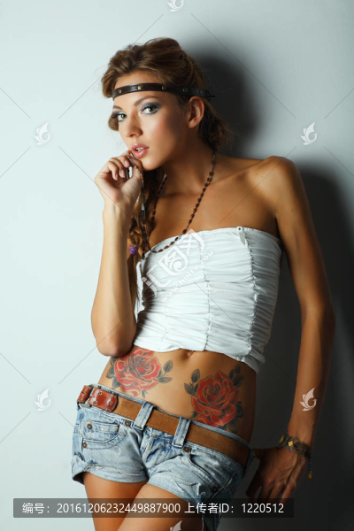 漂亮女孩的照片是流行款式