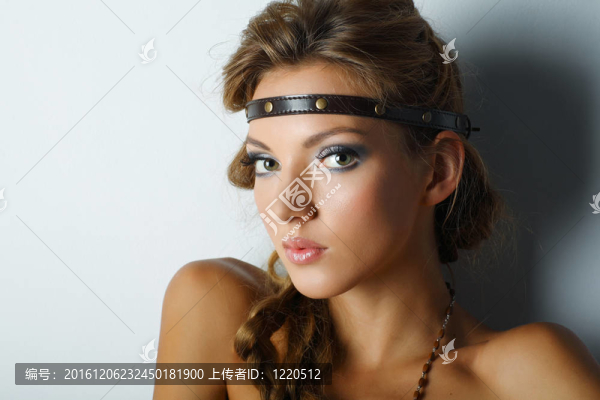 漂亮女孩的照片是流行款式