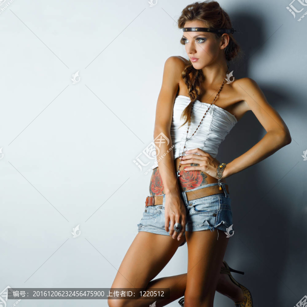 漂亮女孩的照片是流行款式