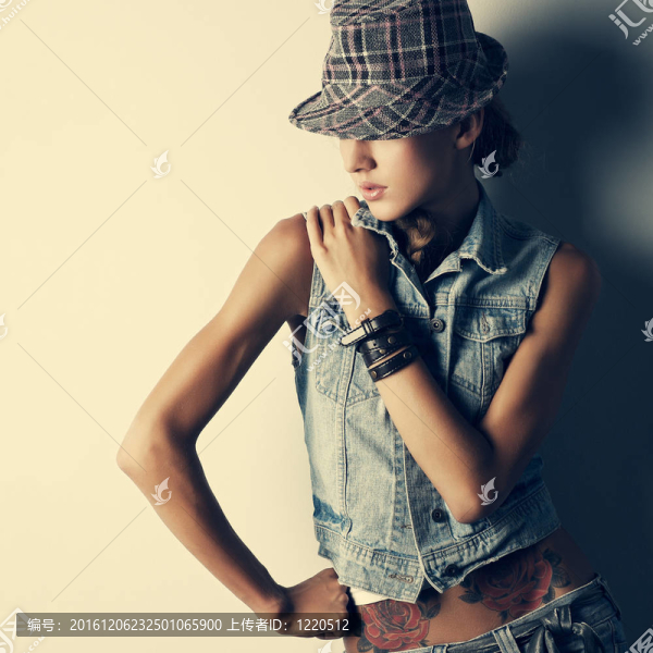 漂亮女孩的照片是流行款式