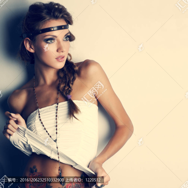漂亮女孩的照片是流行款式