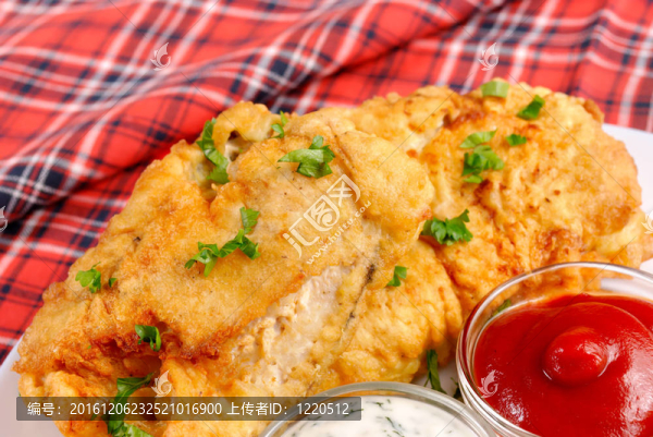 油炸魚白色板；沙拉醬和番茄醬