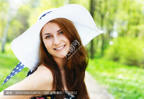 戴帽子的女人