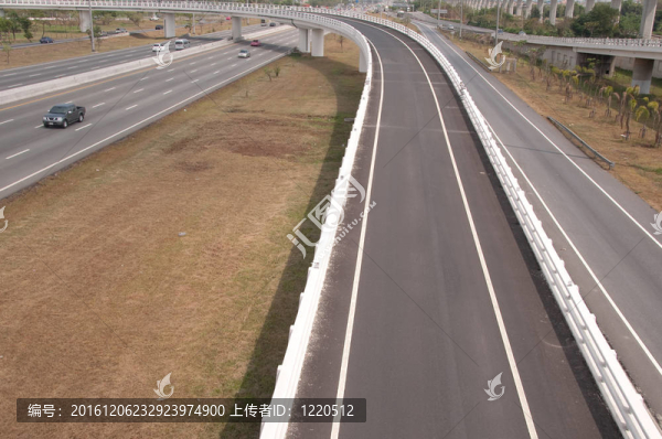 橋車過(guò)馬路；曼谷；泰國(guó)。