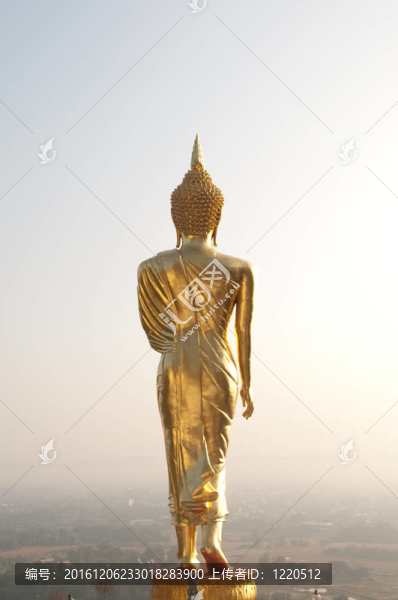 美麗的金色佛像在北部；泰國。