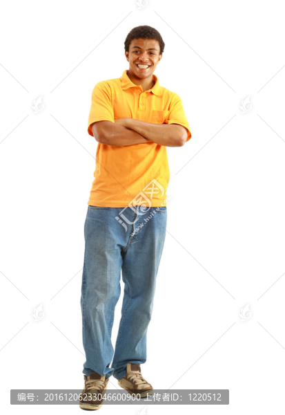 孤立背景下自然微笑的年輕美國黑人男性模型