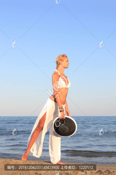 在海灘上放松的女人