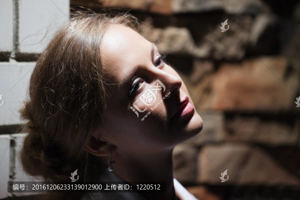 夜城街上的傷心女人