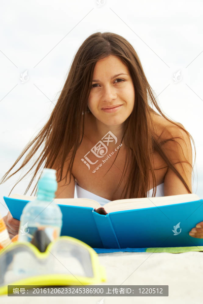 在海灘上看書