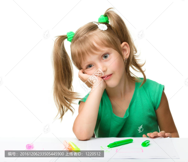 可愛的小女孩畫畫累了