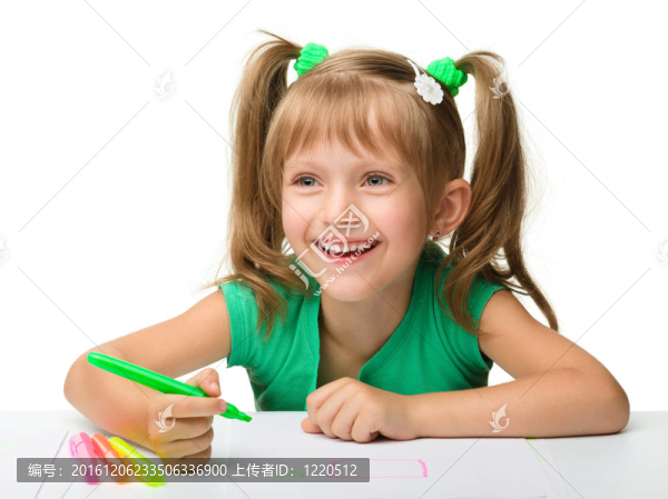 可愛的小女孩用彩筆畫