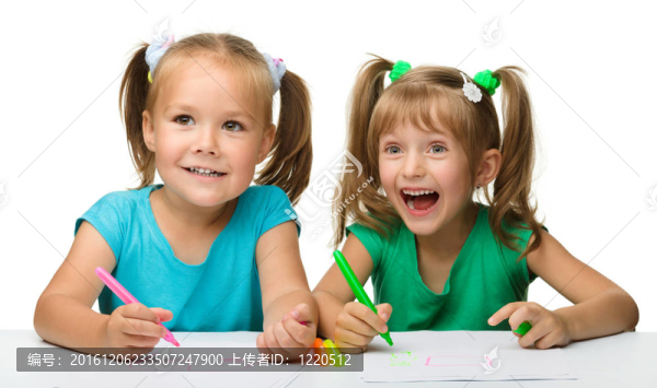 兩個小女孩用記號筆畫畫
