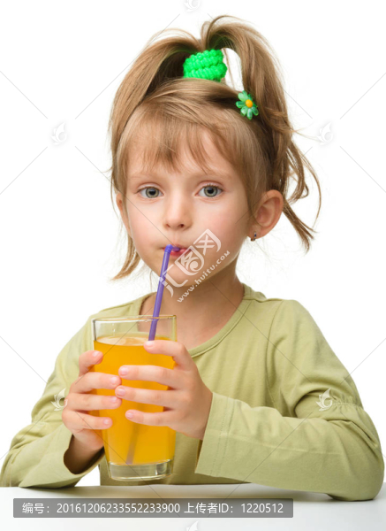 可愛的小女孩正在喝橙汁