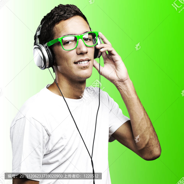 年輕人聽音樂(lè)