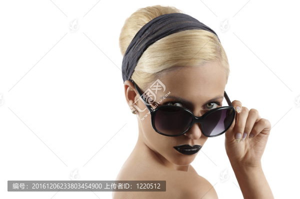 時(shí)尚的年輕金發(fā)女人的肖像與頭發(fā)風(fēng)格的黑色嘴唇和戴墨鏡冒充白色背景