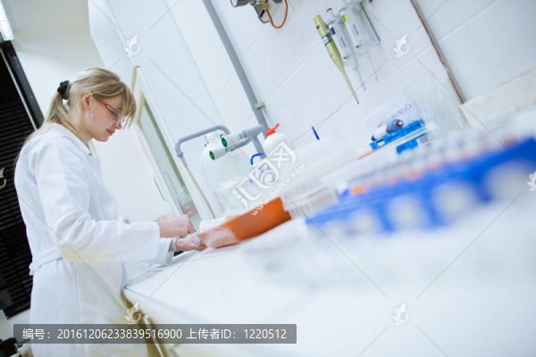 實驗室女研究員