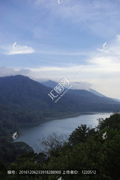 巴厘島森林湖泊