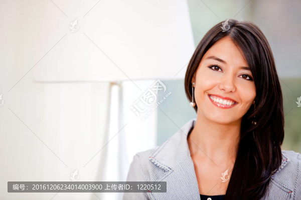 女人在她的公寓