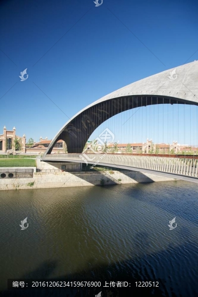 在Manzanares河人行橋