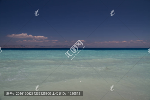 清澈碧綠的水在愛琴海邊