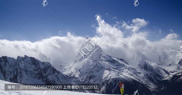 全景的山。與滑雪坡。