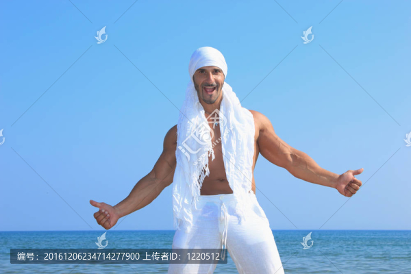 海邊英俊男子